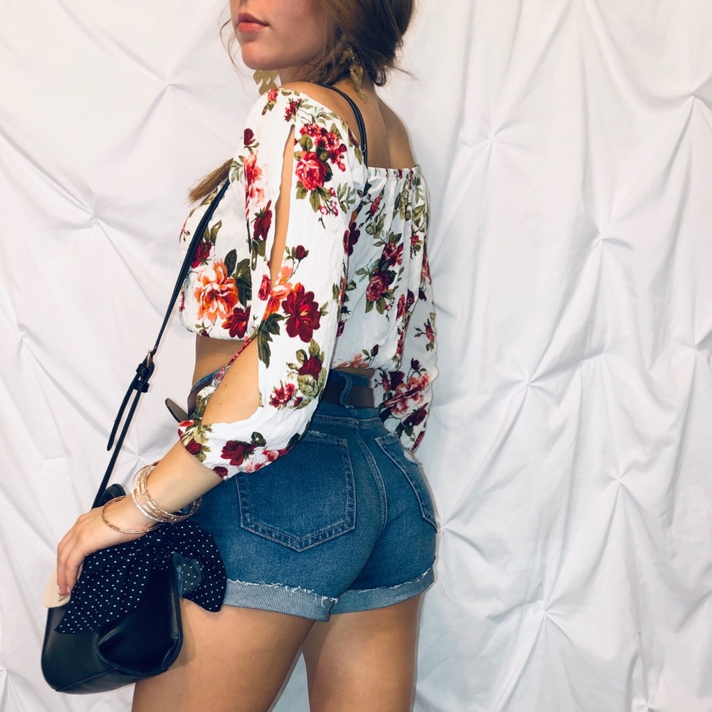 • Floral / rose cropped top •